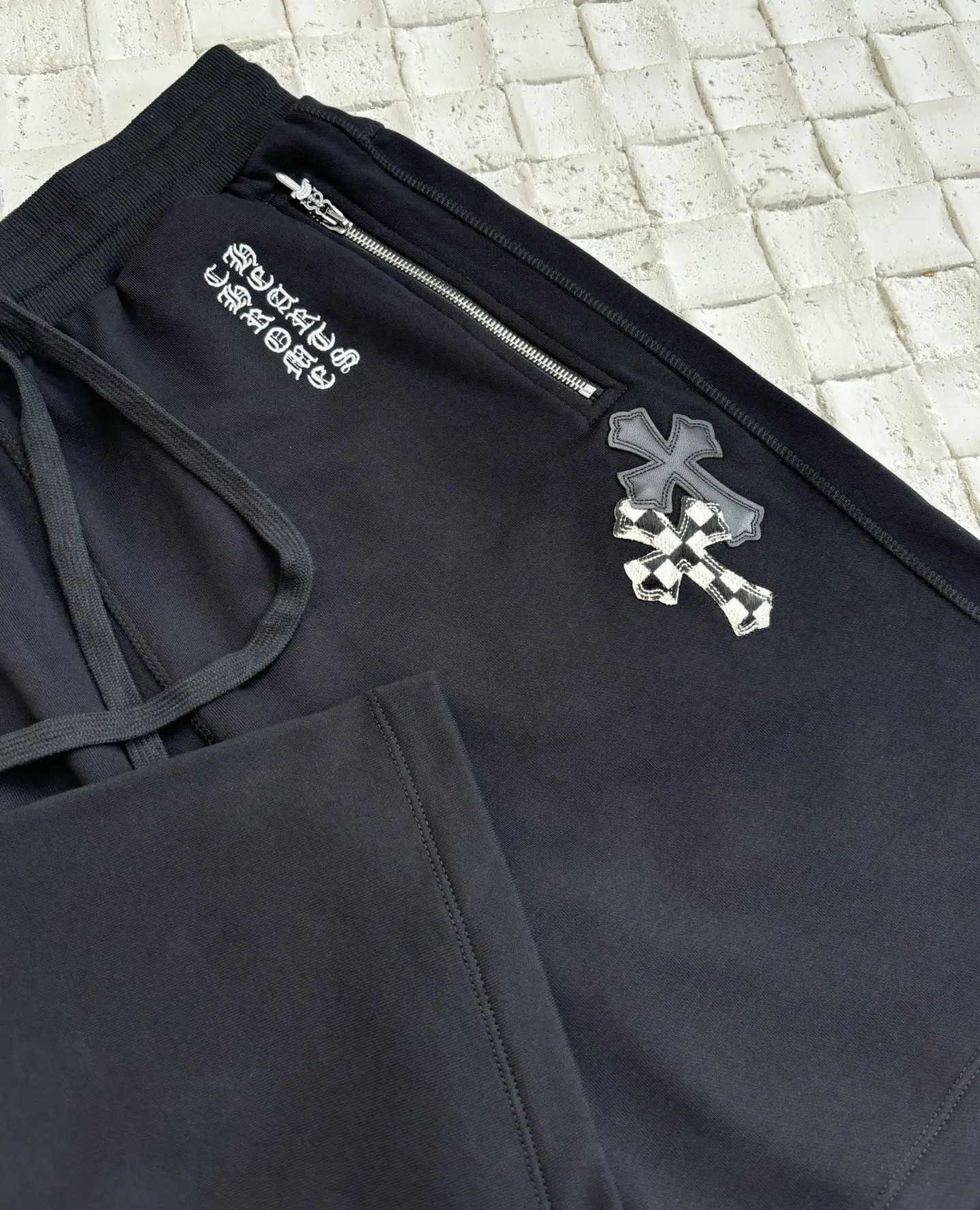 🅿️410 Come Hearts*/Cro Hearts 25Ss new 1of patchwork leather shorts. The fabric is made of 320G fish scale cotton. The whole pants have 8 imported sheepskin crosses. The cost is extremely high, the key point! The cross and edge stitching cannot be done without a master craftsman. The front and rear embroidery uses imported embroidery machines. Customized sword zipper pullers and sheepskin leather labels. All costs are clear at a glance. Size: S/M/L